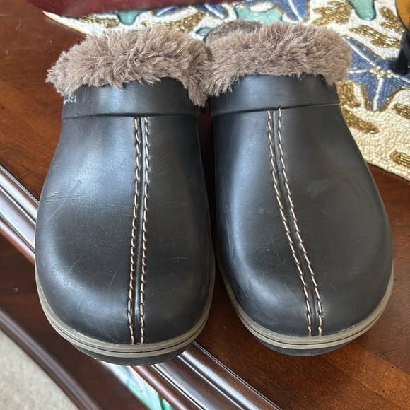 CROCS Cobbler Eva Clogs Black w/ Walnut Faux Fur Lining Slip On Casual Shoes - Picture 4 of 16